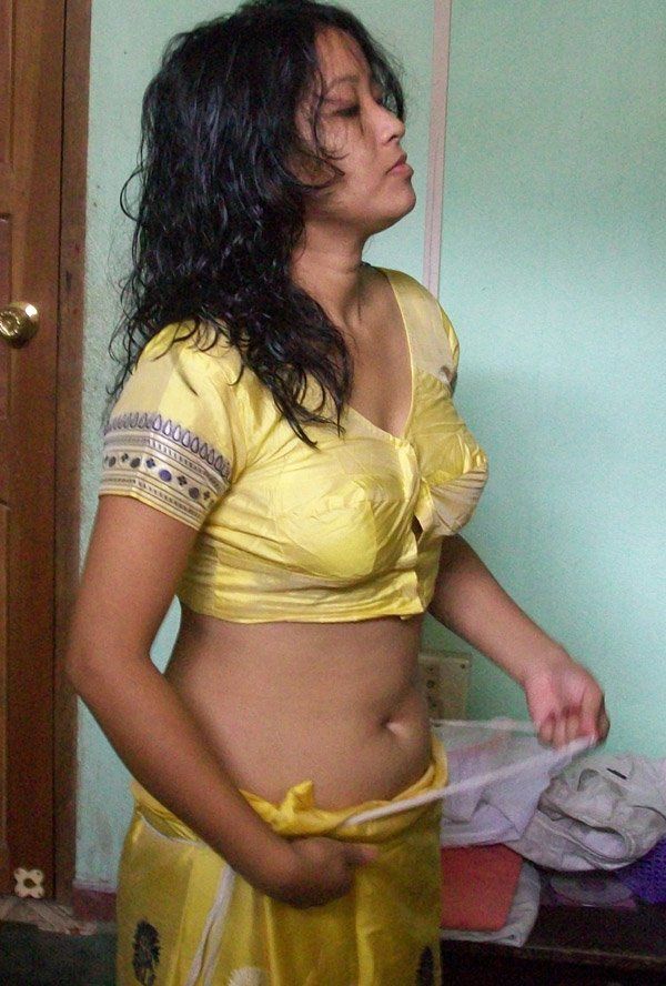 Very hot pissing images of saree indian women from backside