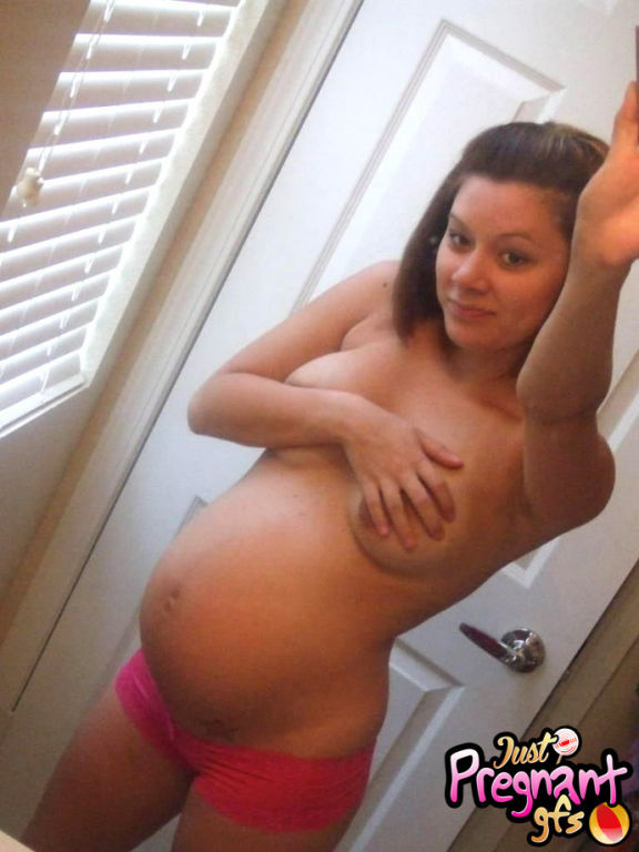 Pregnant naked girl